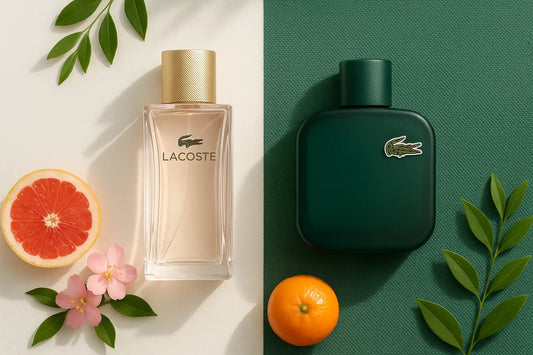 Frascos de perfume Lacoste masculinos e femininos em composição editorial com elementos verdes, cítricos e florais