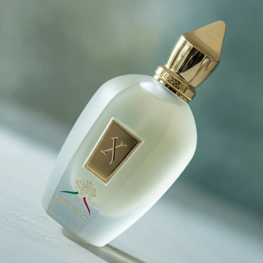 Detalhe do frasco do perfume 1861 Renaissance Eau de Parfum Unissex - Xerjoff com foco no vidro e no líquido