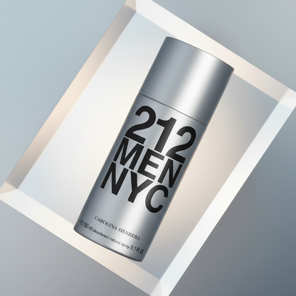 Perfume 212 NYC Men Desodorante Spray Masculino - Carolina Herrera em composição atmosférica com iluminação sofisticada