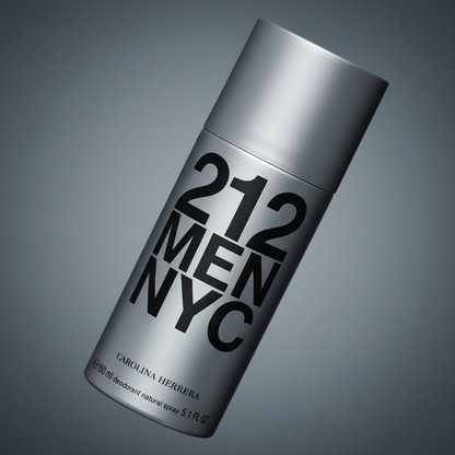 Detalhe do frasco do perfume 212 NYC Men Desodorante Spray Masculino - Carolina Herrera com foco no vidro e no líquido