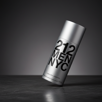 Perfume 212 NYC Men Desodorante Spray Masculino - Carolina Herrera em composição de luxo com iluminação sofisticada