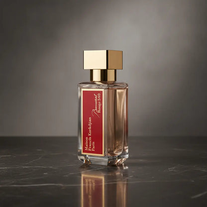 Perfume Baccarat Rouge 540 Eau de Parfum Unissex - Maison Francis Kurkdjian em composição de luxo com iluminação sofisticada