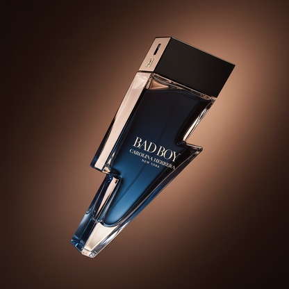 Detalhe do frasco do perfume Bad Boy Cobalt Eau de Parfum Masculino - Carolina Herrera com foco no vidro e no líquido