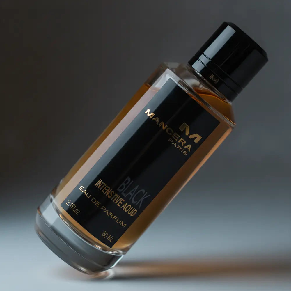 Detalhe do frasco do perfume Black Intensitive Aoud Unissex - Mancera com foco no vidro e no líquido