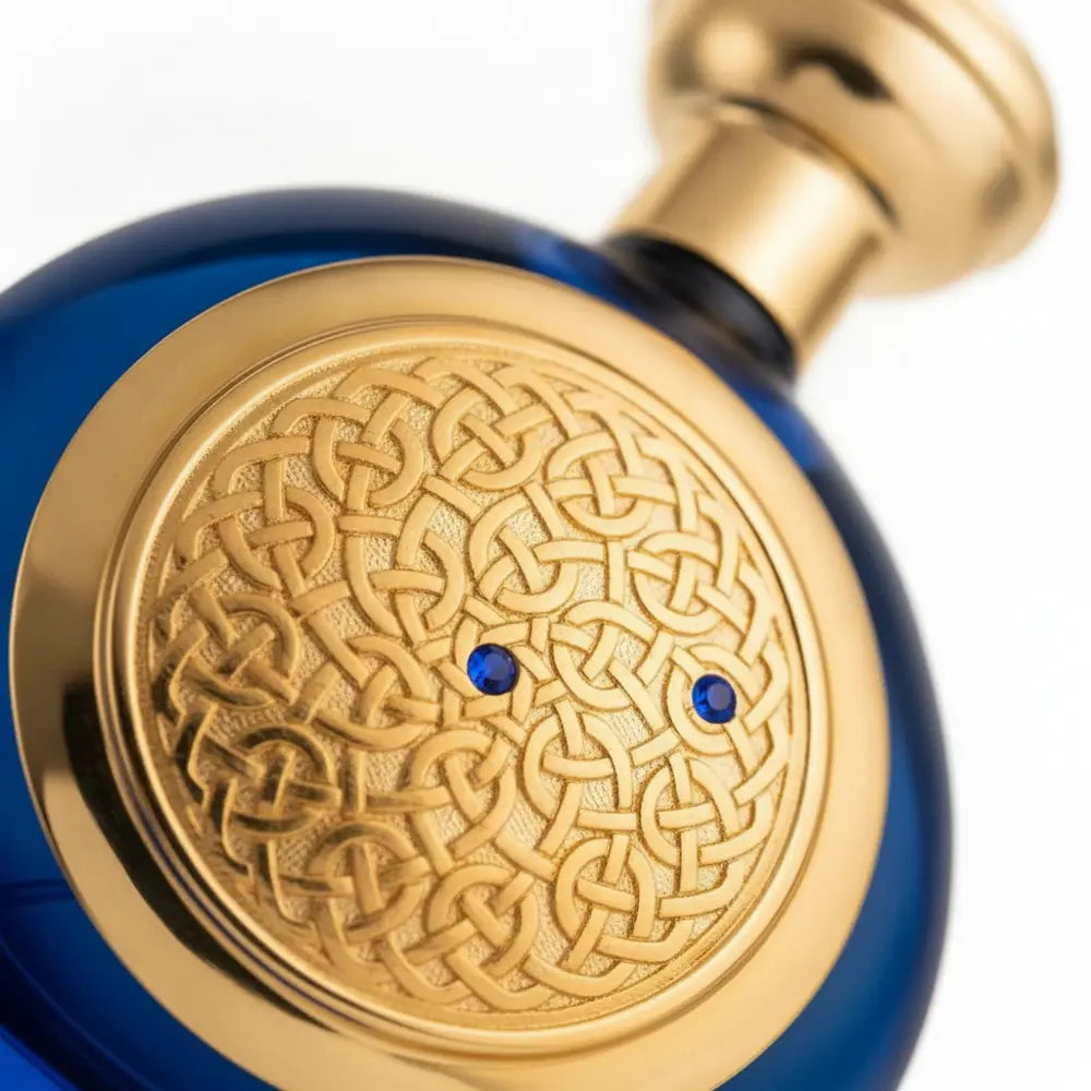 Detalhe do frasco do perfume Blue Sapphire Supercharged Parfum Unissex - Boadicea The Victorious com foco no vidro e no líquido