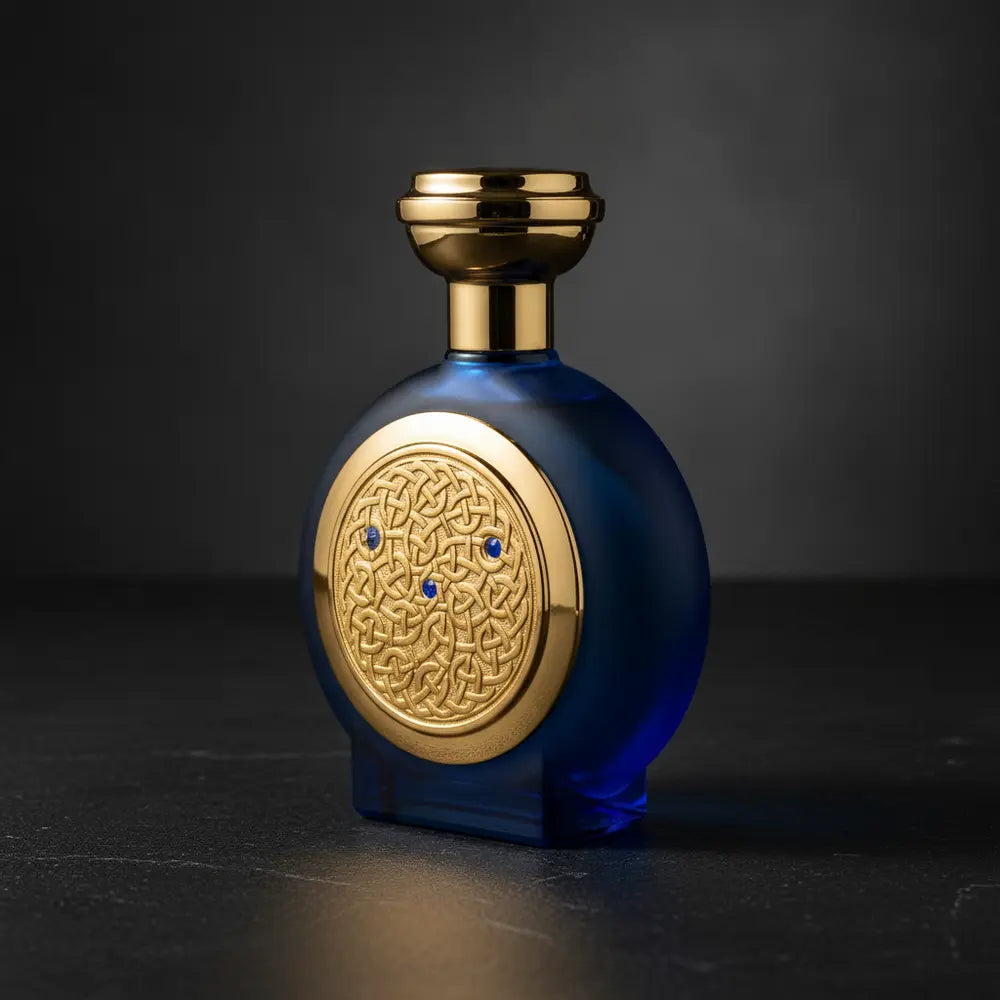 Perfume Blue Sapphire Supercharged Parfum Unissex - Boadicea The Victorious em composição de luxo com iluminação sofisticada