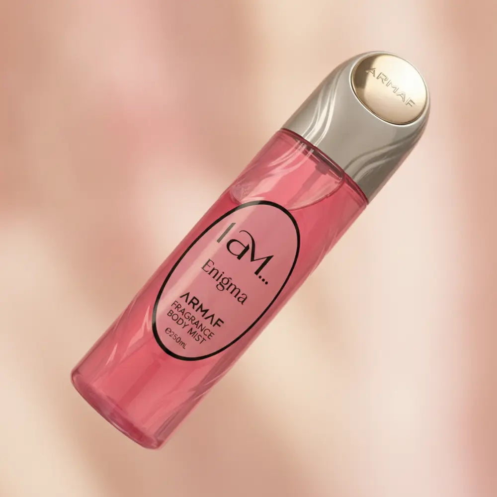 Detalhe do frasco do perfume Body Mist I Am Enigma Feminino - Armaf com foco no vidro e no líquido