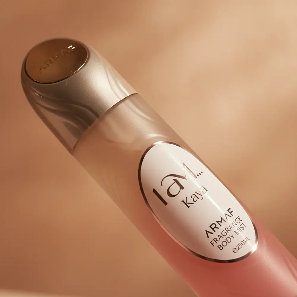 Detalhe do frasco do perfume Body Mist I Am Kaya Feminino - Armaf com foco no vidro e no líquido