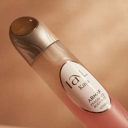 Detalhe do frasco do perfume Body Mist I Am Kaya Feminino - Armaf com foco no vidro e no líquido