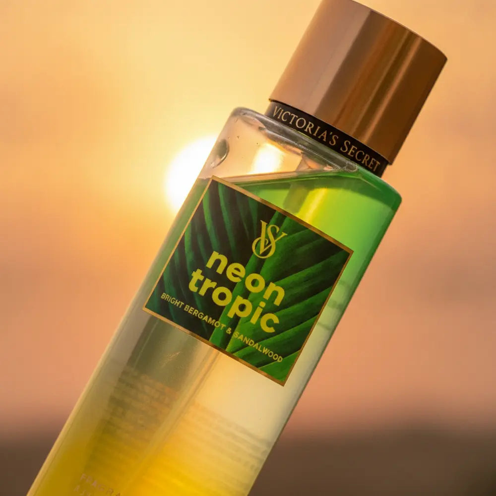 Detalhe do frasco do perfume Body Splash Neon Tropic Leve Feminino - Victoria's Secret com foco no vidro e no líquido