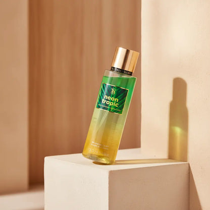 Perfume Body Splash Neon Tropic Leve Feminino - Victoria's Secret em ambiente elegante de lifestyle