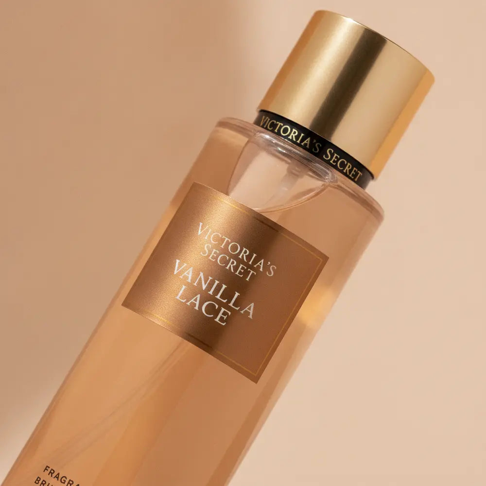 Detalhe do frasco do perfume Body Splash Vanilla Lace Perfumação Corporal Feminino - Victoria's Secret com foco no vidro e no líquido