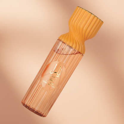 Detalhe do frasco do perfume Body Splash Yara Tous Feminino - Lattafa com foco no vidro e no líquido