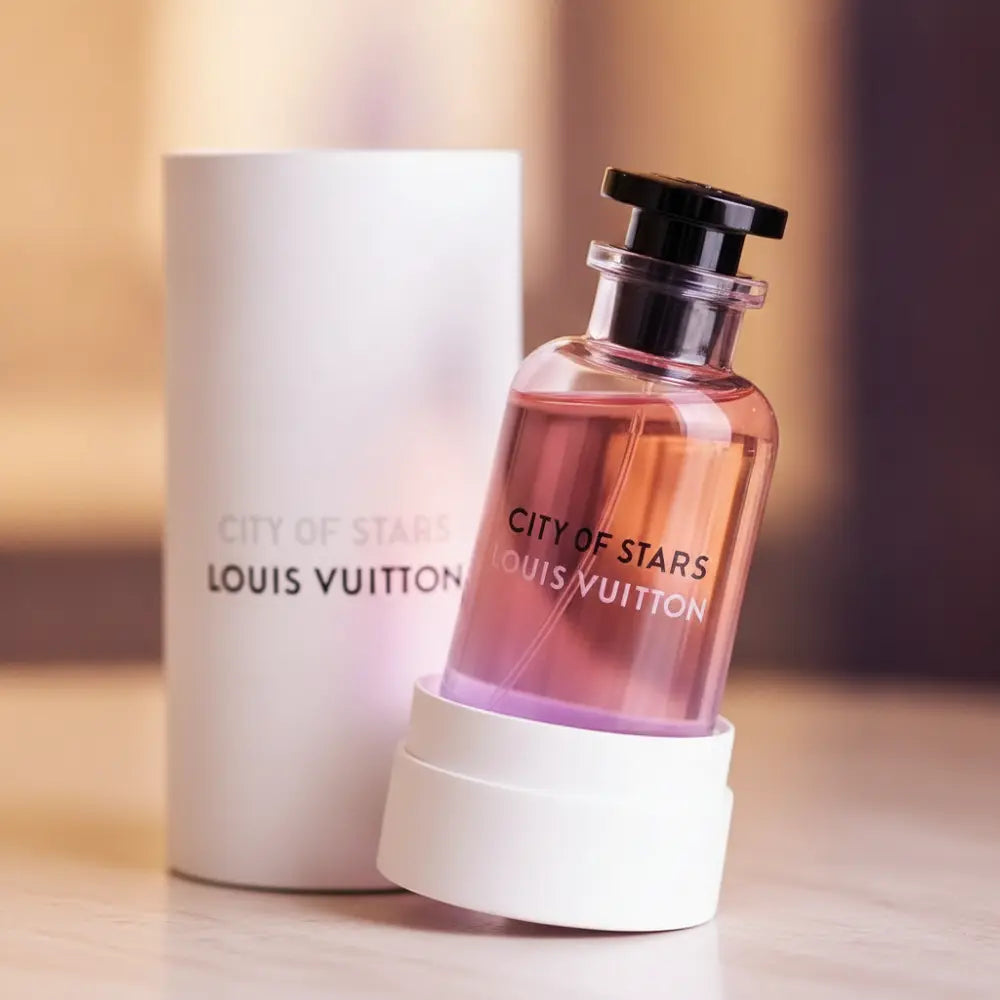 Detalhe do frasco do perfume City of Stars Eau de Parfum Unissex - Louis Vuitton com foco no vidro e no líquido