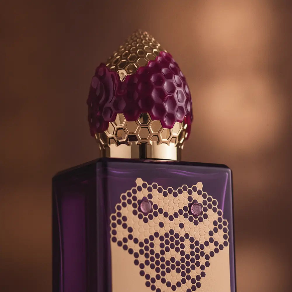 Detalhe do frasco do perfume Crying of Evil Eau de Parfum Unissex - Stéphane Humbert Lucas com foco no vidro e no líquido
