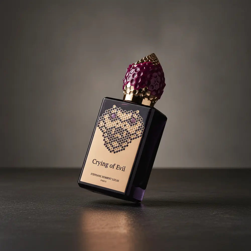 Perfume Crying of Evil Eau de Parfum Unissex - Stéphane Humbert Lucas em composição de luxo com iluminação sofisticada