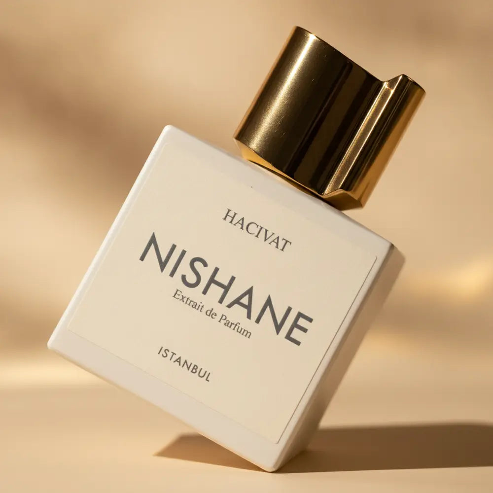 Detalhe do frasco do perfume Decant Hacivat Extrait de Parfum Unissex - Nishane com foco no vidro e no líquido