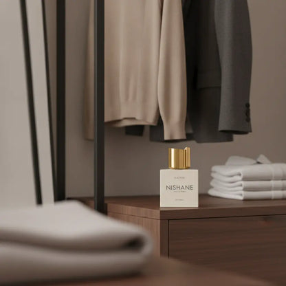 Perfume Decant Hacivat Extrait de Parfum Unissex - Nishane em ambiente elegante de lifestyle