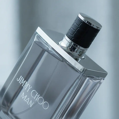 Detalhe do frasco do perfume Decant Jimmy Choo Man Eau de Toilette Masculino - Jimmy Choo com foco no vidro e no líquido