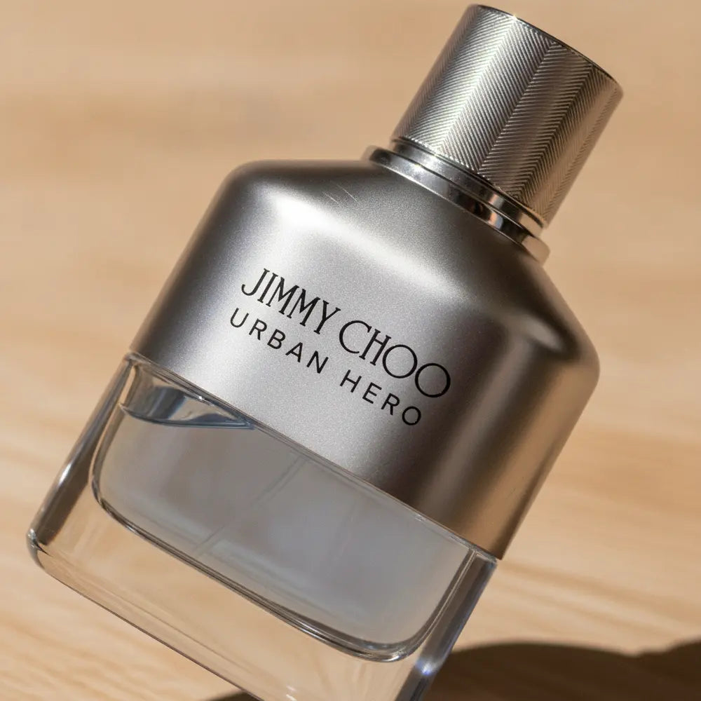 Detalhe do frasco do perfume Decant Jimmy Choo Urban Hero Eau de Parfum Masculino com foco no vidro e no líquido