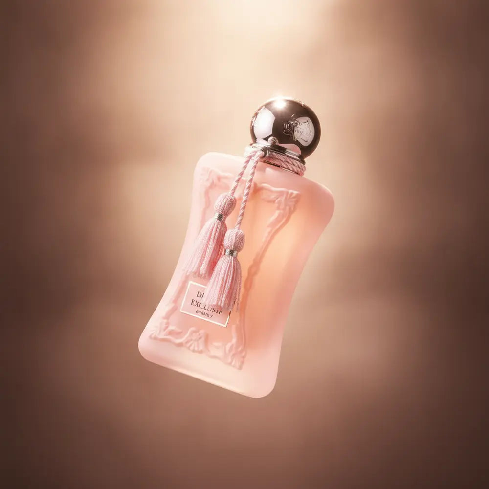Perfume Delina Exclusif Eau de Parfum Feminino - Parfums de Marly em composição atmosférica com iluminação sofisticada
