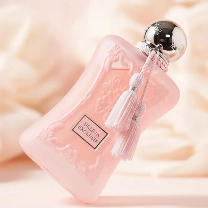 Detalhe do frasco do perfume Delina Exclusif Eau de Parfum Feminino - Parfums de Marly com foco no vidro e no líquido