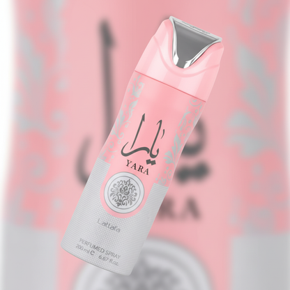 Detalhe do frasco do perfume Desodorante Yara Feminino - Lattafa com foco no vidro e no líquido