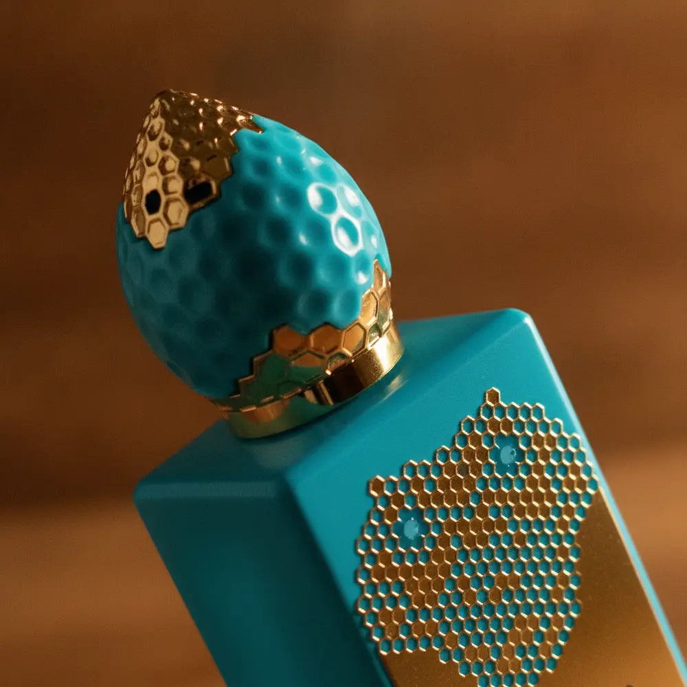 Detalhe do frasco do perfume God of Fire Eau de Parfum Unissex - Stephane Humbert Lucas com foco no vidro e no líquido