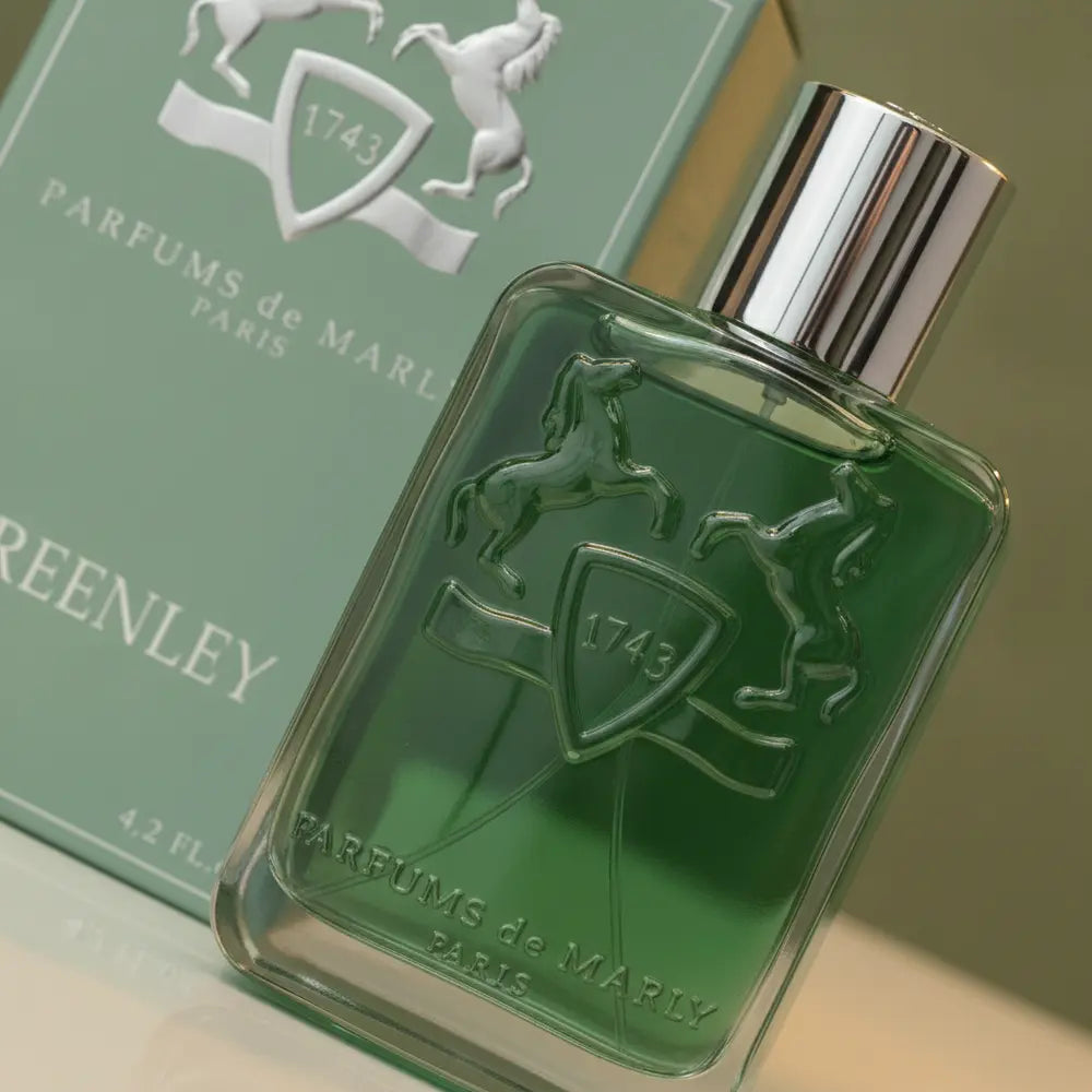 Detalhe do frasco do perfume Greenley Eau de Parfum Unissex - Parfums de Marly com foco no vidro e no líquido