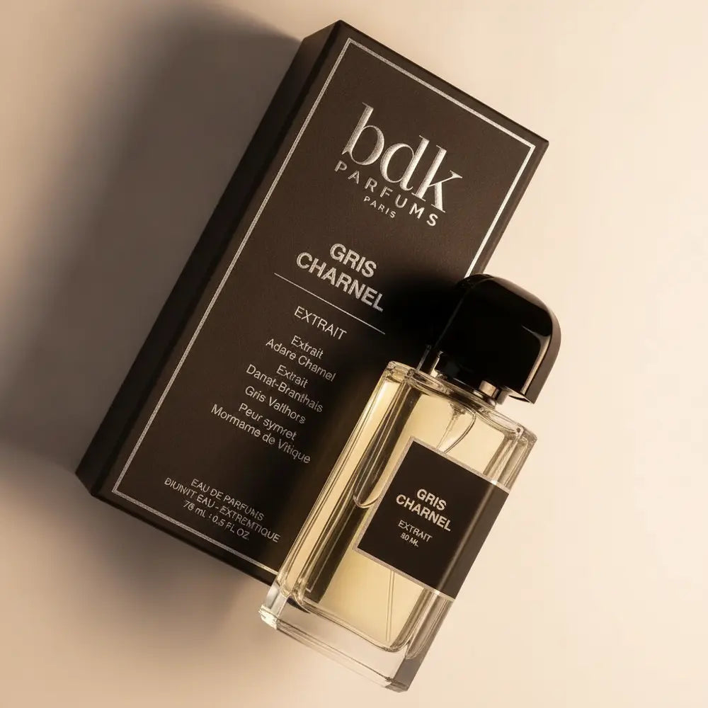 Detalhe do frasco do perfume Gris Charnel Eau de Parfum Unissex - BDK Parfums com foco no vidro e no líquido