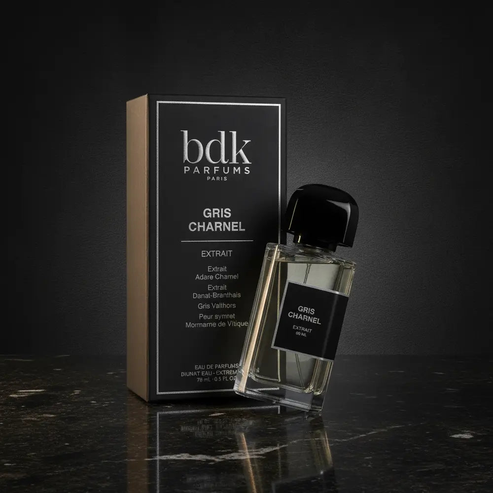 Perfume Gris Charnel Eau de Parfum Unissex - BDK Parfums em composição de luxo com iluminação sofisticada