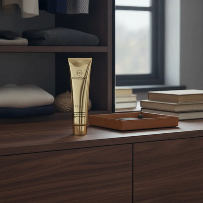 Perfume Hidratante Corporal Black Aoud Unissex - Montale em ambiente elegante de lifestyle