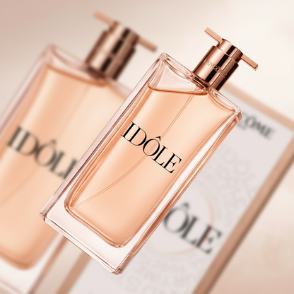 Detalhe do frasco do perfume Idole L'Eau de Toilette Feminino - Lancôme com foco no vidro e no líquido
