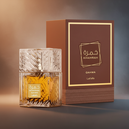 Perfume Khamrah Qahwa Eau de Parfum Unissex - Lattafa em composição atmosférica com iluminação sofisticada