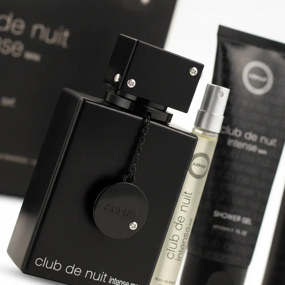 Detalhe do frasco do perfume Kit Club de Nuit Intense Man Eau de Toilette Masculino - Armaf com foco no vidro e no líquido
