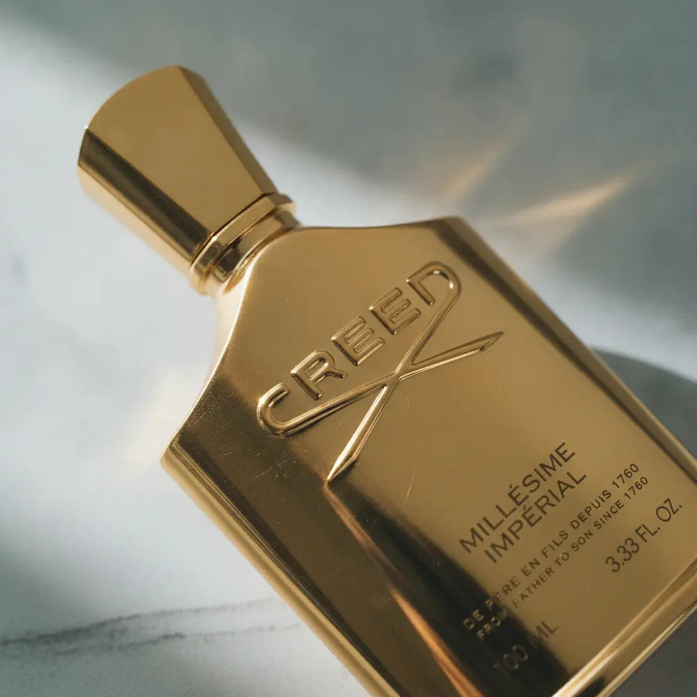 Detalhe do frasco do perfume Millésime Impérial Eau de Parfum Unissex - Creed com foco no vidro e no líquido