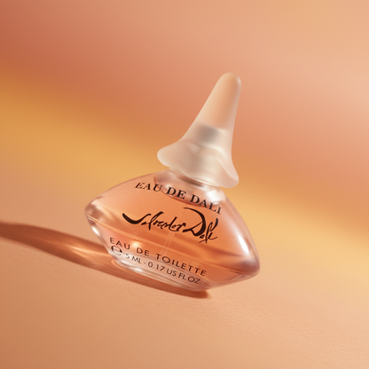 Detalhe do frasco do perfume Miniatura Eau de Dali Eau de Toilette Feminino - Salvador Dalí com foco no vidro e no líquido