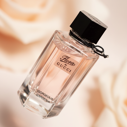 Detalhe do frasco do perfume Miniatura Flora By Gucci Gorgeous Gardenia Eau de Toilette Feminino - Gucci com foco no vidro e no líquido