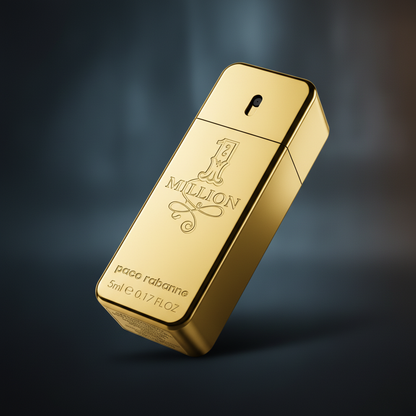 Detalhe do frasco do perfume Miniatura One Million Eau de Toilette Masculino - Paco Rabanne com foco no vidro e no líquido