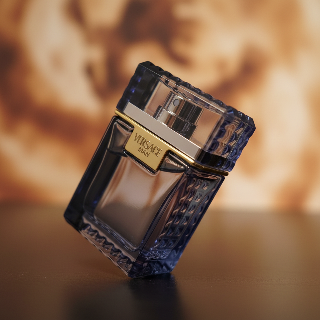 Detalhe do frasco do perfume Miniatura Versace Man Eau de Toilette Masculino - Versace com foco no vidro e no líquido