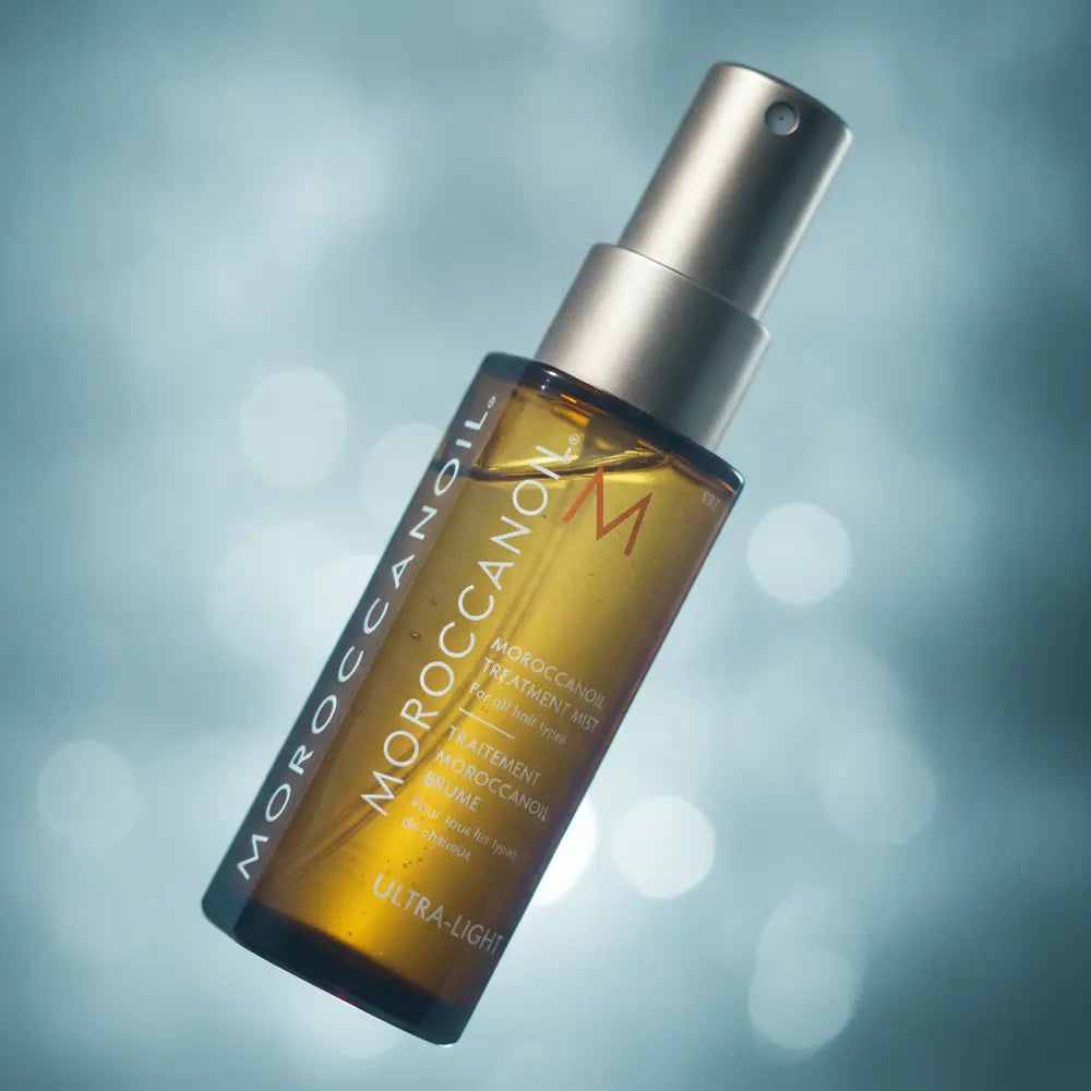 Detalhe do frasco do perfume Moroccanoil Treatment Mist Ultra-Light Spray Capilar - Moroccanoil com foco no vidro e no líquido