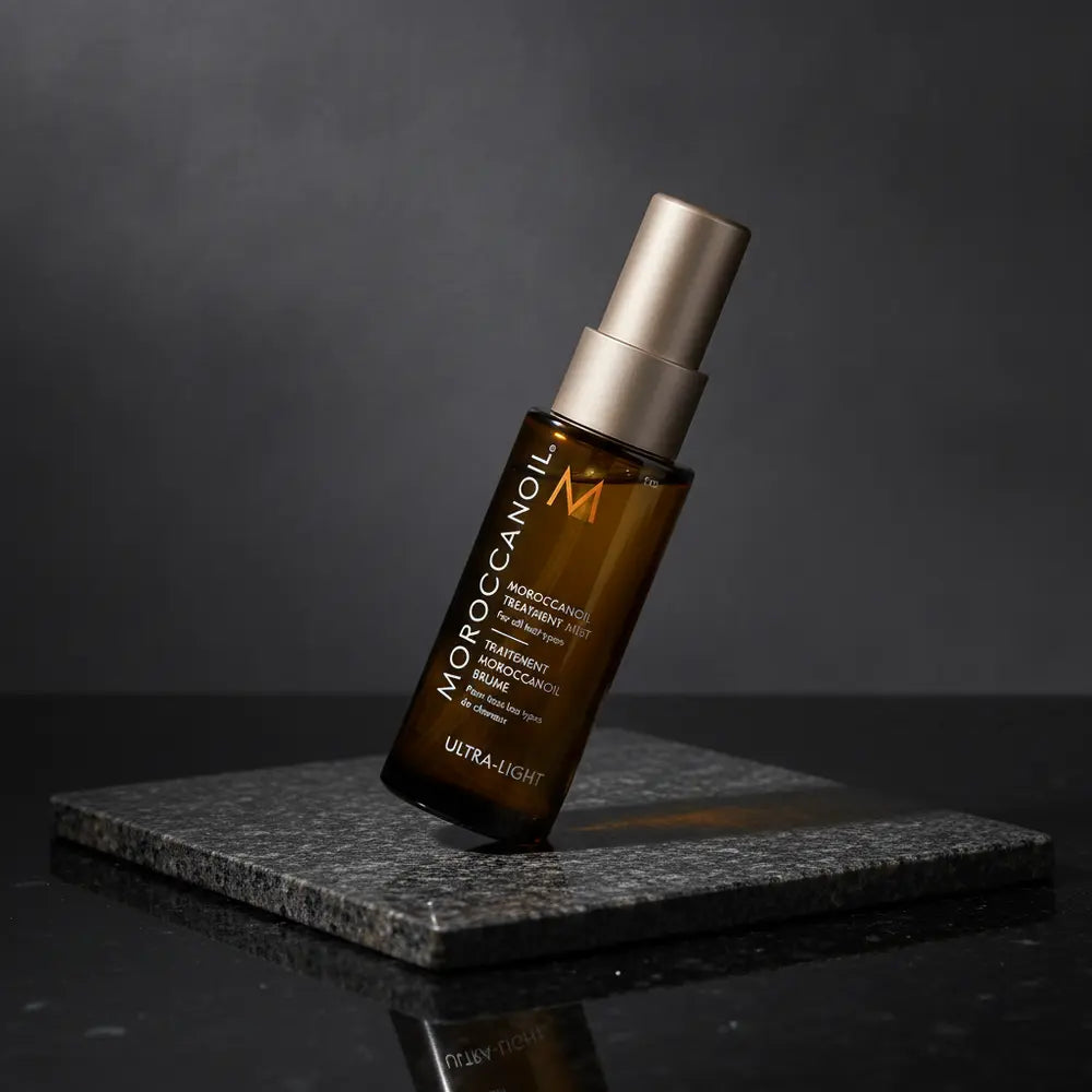 Perfume Moroccanoil Treatment Mist Ultra-Light Spray Capilar - Moroccanoil em composição de luxo com iluminação sofisticada