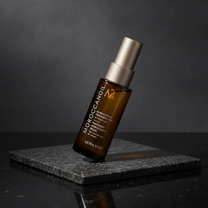Perfume Moroccanoil Treatment Mist Ultra-Light Spray Capilar - Moroccanoil em composição de luxo com iluminação sofisticada