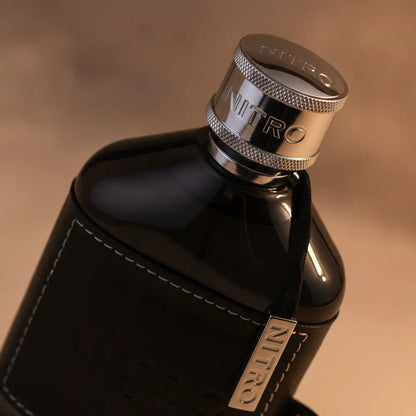 Detalhe do frasco do perfume Nitro Black Eau de Parfum Masculino - Dumont com foco no vidro e no líquido
