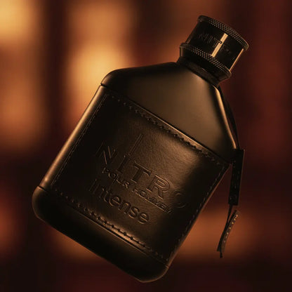 Detalhe do frasco do perfume Nitro Intense Eau de Parfum Masculino - Dumont com foco no vidro e no líquido