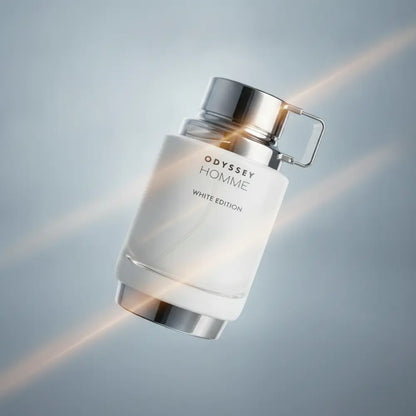 Perfume Odyssey Homme White Edition Eau de Parfum Masculino - Armaf em composição atmosférica com iluminação sofisticada
