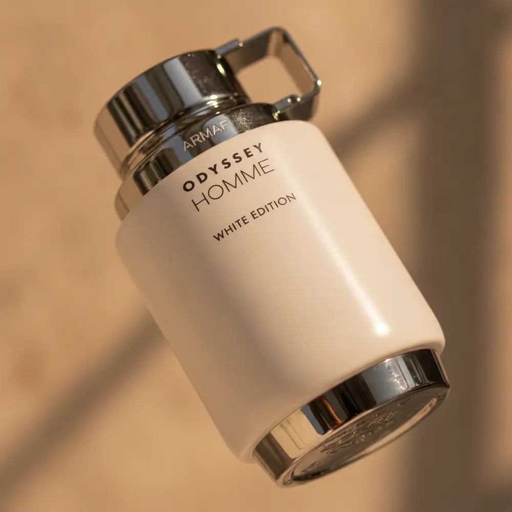 Detalhe do frasco do perfume Odyssey Homme White Edition Eau de Parfum Masculino - Armaf com foco no vidro e no líquido