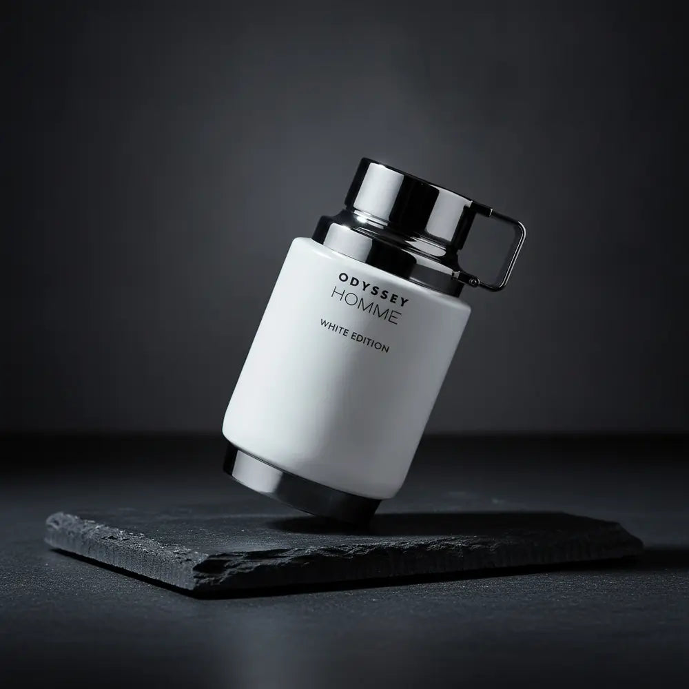 Perfume Odyssey Homme White Edition Eau de Parfum Masculino - Armaf em composição de luxo com iluminação sofisticada