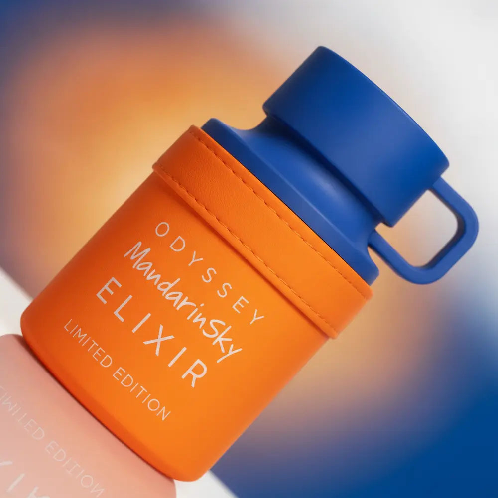 Detalhe do frasco do perfume Odyssey Mandarin Sky Elixir Eau de Parfum Masculino - Armaf com foco no vidro e no líquido