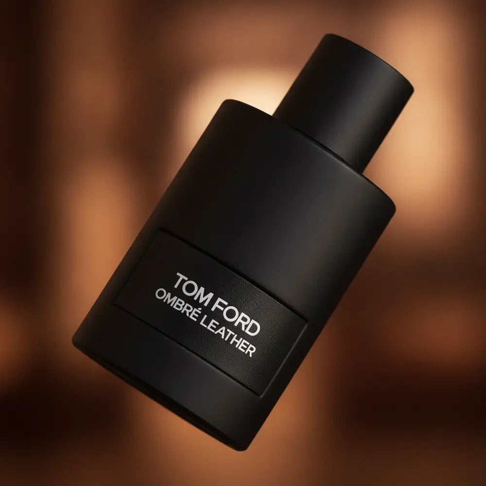 Detalhe do frasco do perfume Ombré Leather Eau de Parfum Unissex - Tom Ford com foco no vidro e no líquido